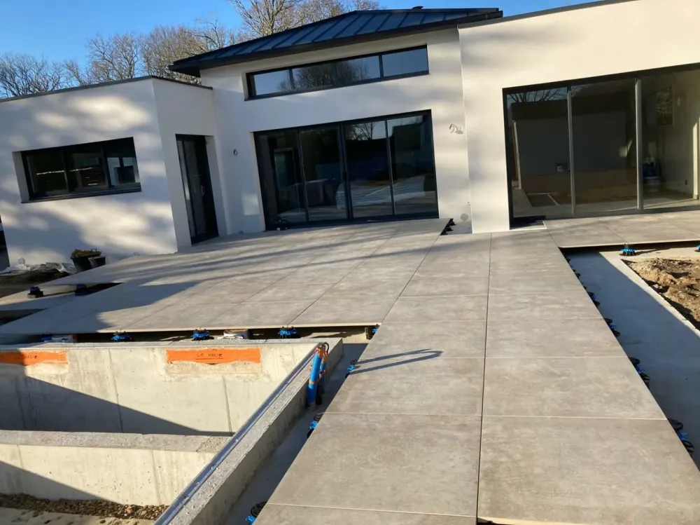 le-temps-dun-jardin-paysager-vannes-Pose-terrasse-carrelage-sur-plots